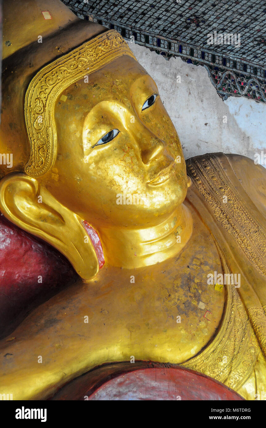 Monywa, Myanmar - 19. November 2014. Liegenden Buddha Bild am Po Win Taung Höhlen Stockfoto