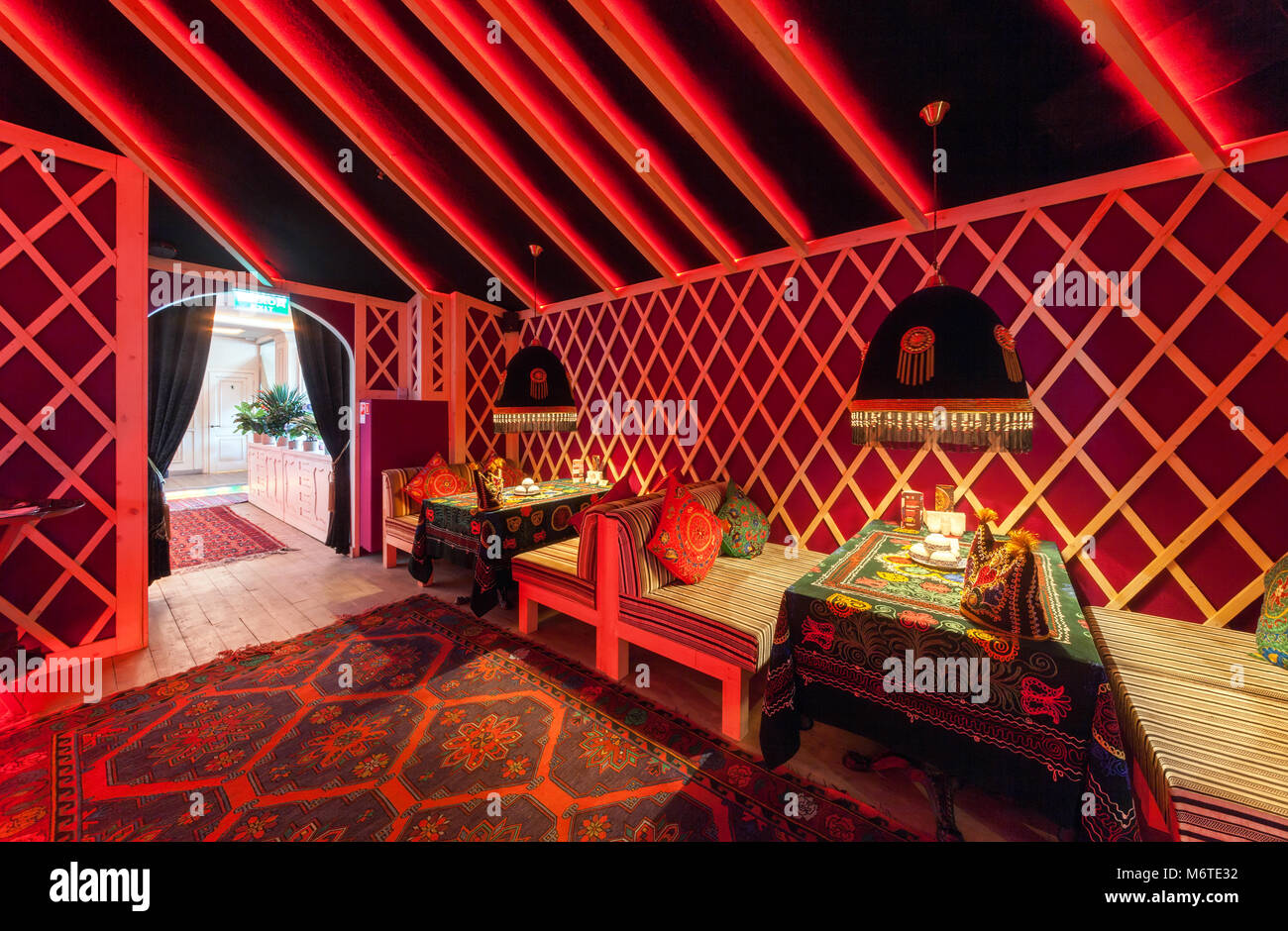Moskau - AUGUST 2014: Der Innenraum orientalischen Restaurant 'URYUK'. Rotes Zimmer im orientalischen Stil eingerichtet Stockfoto