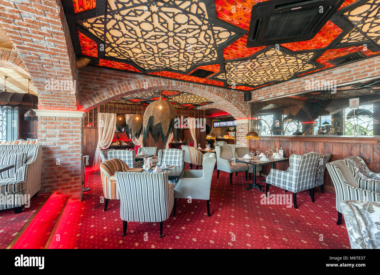 Moskau - AUGUST 2014: Der Innenraum orientalischen Restaurant 'URYUK'. Der Speisesaal im orientalischen Stil eingerichtet Stockfoto