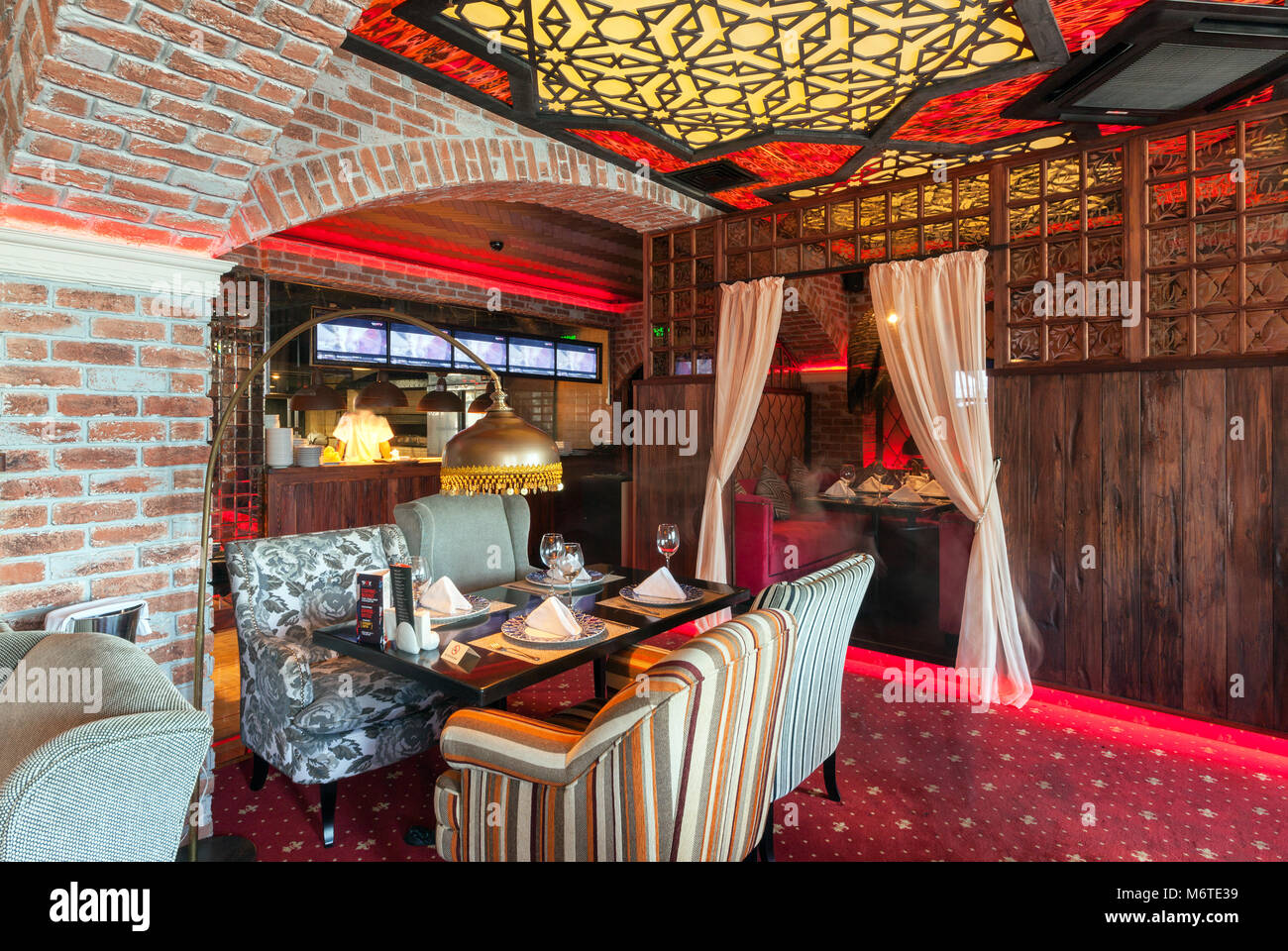 Moskau - AUGUST 2014: Der Innenraum orientalischen Restaurant 'URYUK'. Der Speisesaal im orientalischen Stil eingerichtet Stockfoto