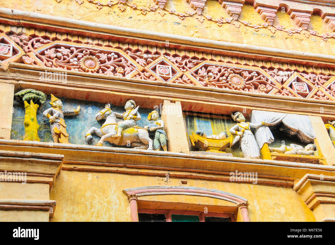 Schnitzereien der Burmesischen Figurengruppen, die Aspekte der burmesischen Kultur an der Shwe Ba Taung Höhle Komplex, Monywa, Myanmar Stockfoto