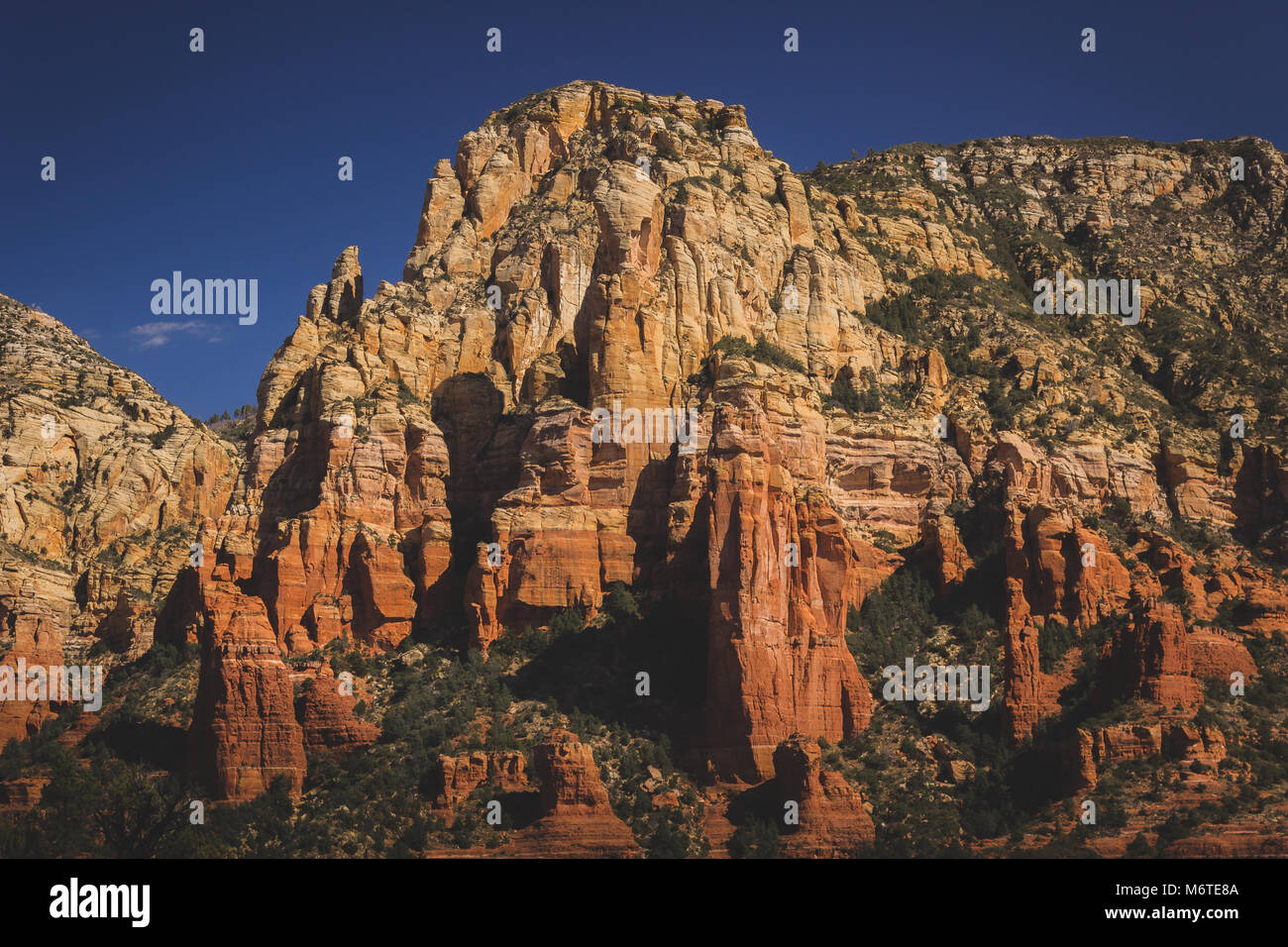 Bunte Mormon Canyon gesehen von entlang der Brins Mesa Trail an einem klaren, sonnigen Tag im Coconino National Forest, Arizona Stockfoto