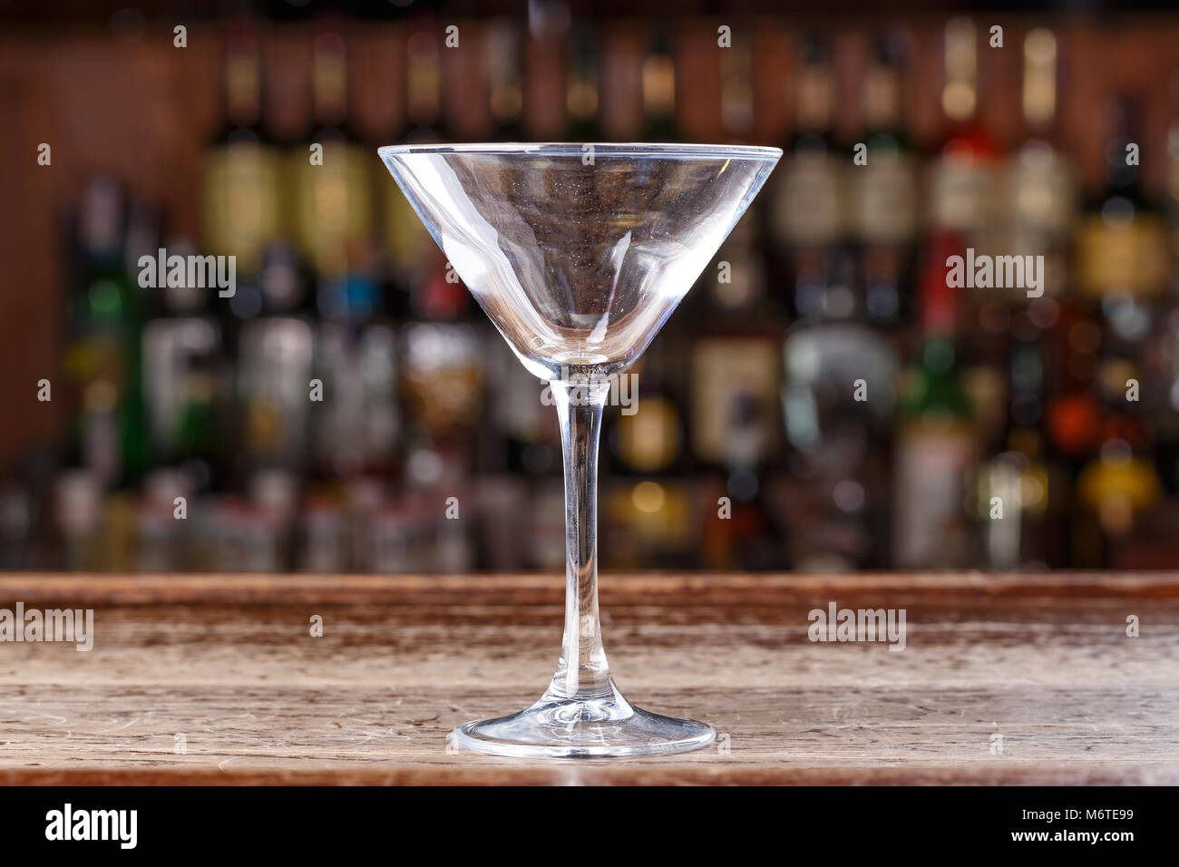 Leere cocktail Glas Cosmopolitan auf dem Hintergrund der Bar, Platz für Text Stockfoto