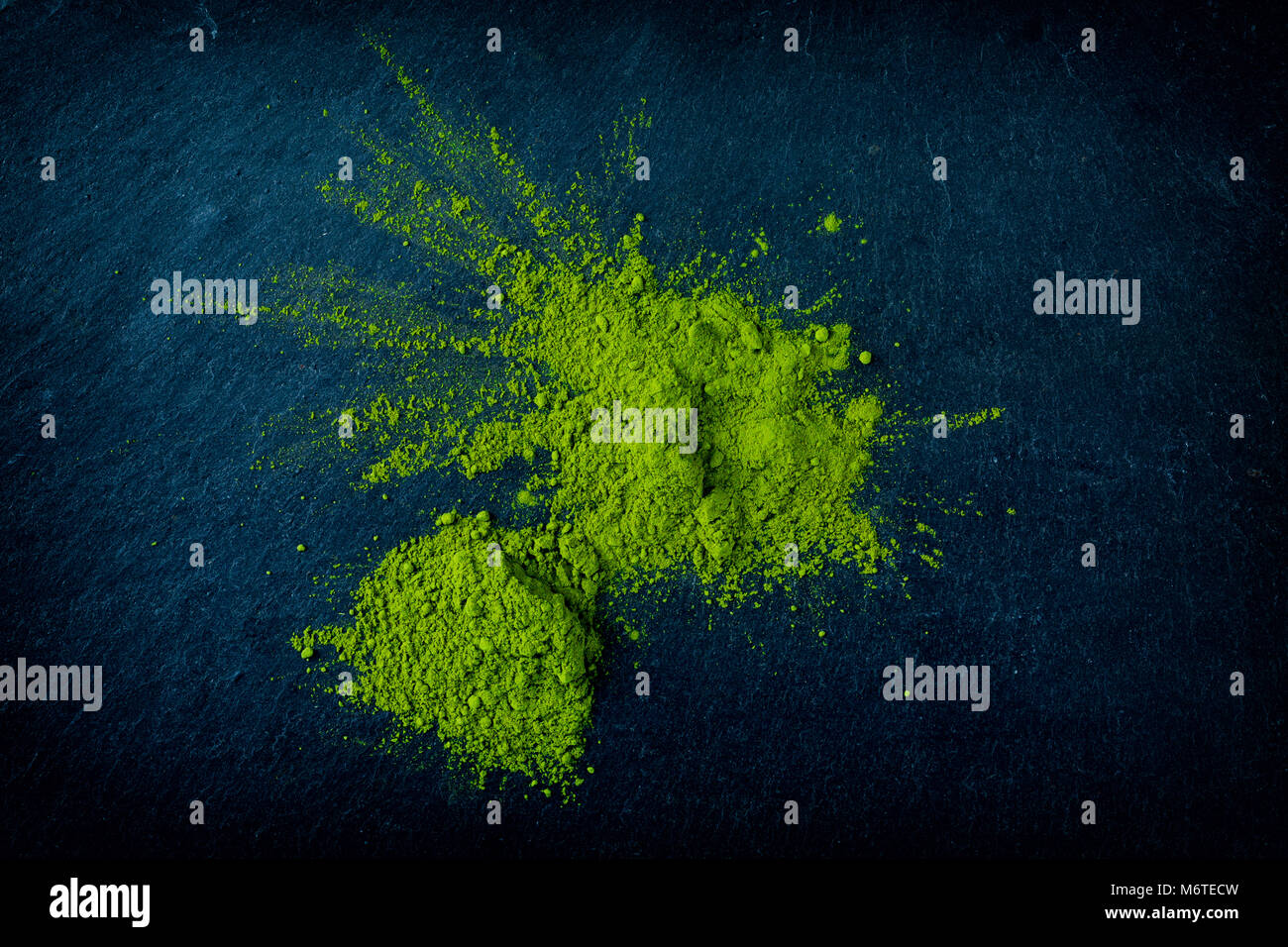 Haufen Matcha Grüntee auf dunklem Schiefer Hintergrund, top-view, close-up. Stockfoto