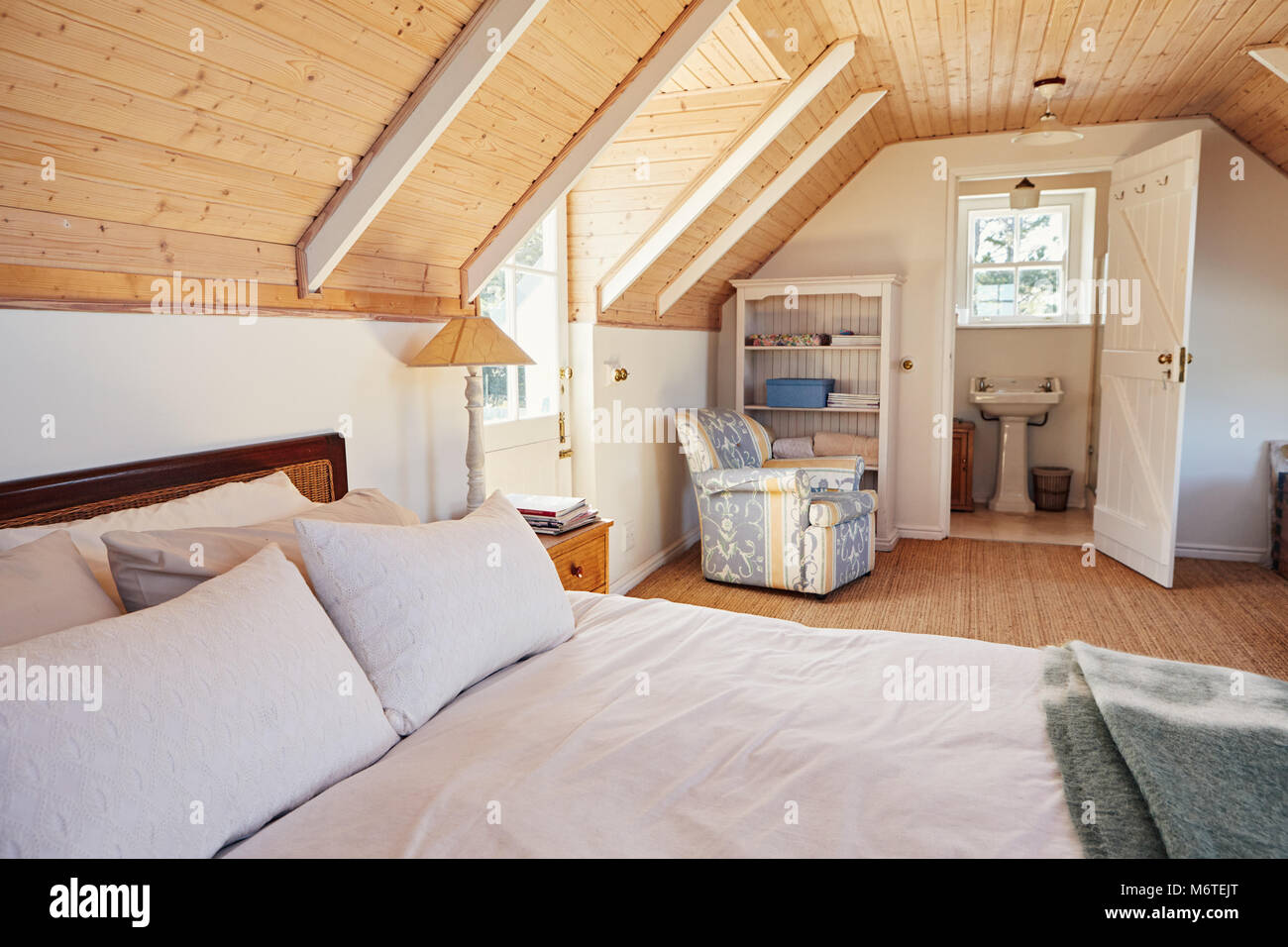 Geräumige Dachgeschoss Schlafzimmer mit Badezimmer in einem Haus Stockfoto