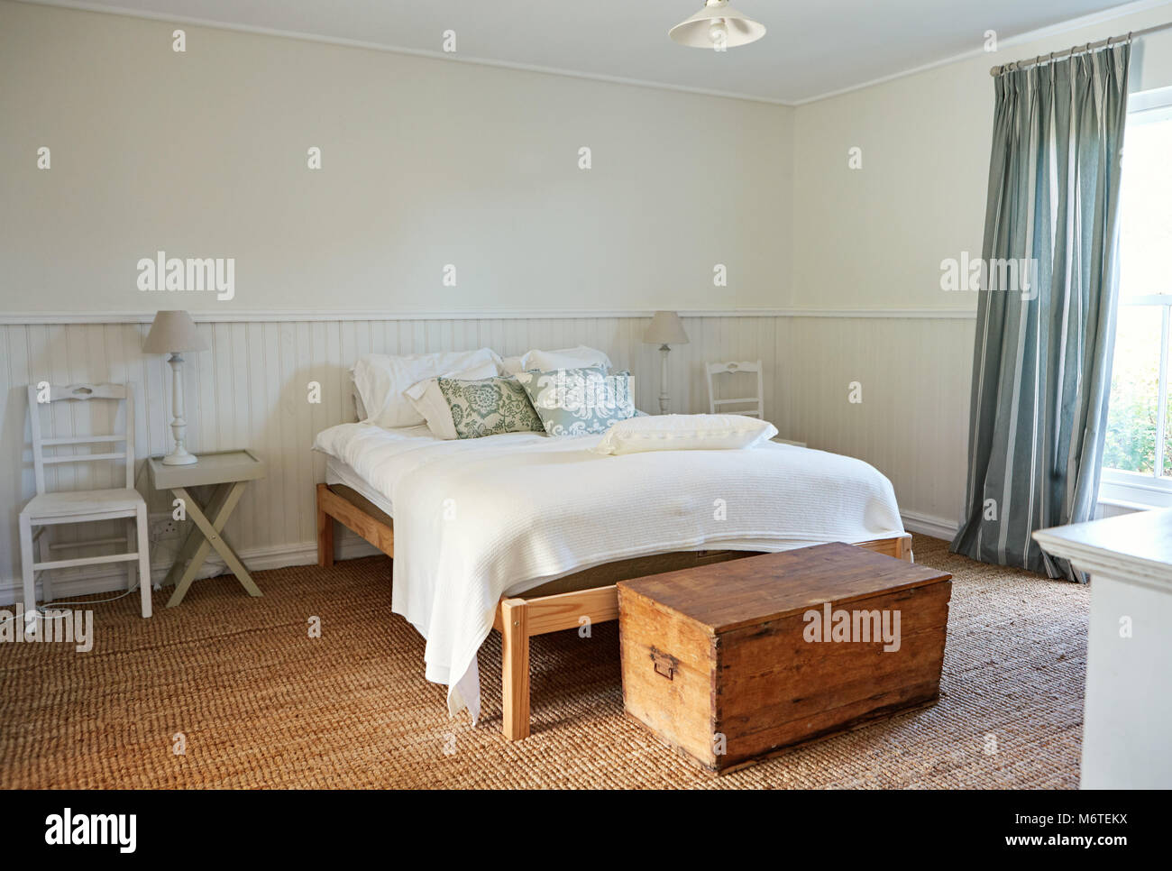 Innenraum von einem komfortablen Schlafzimmer im Landhausstil home Stockfoto