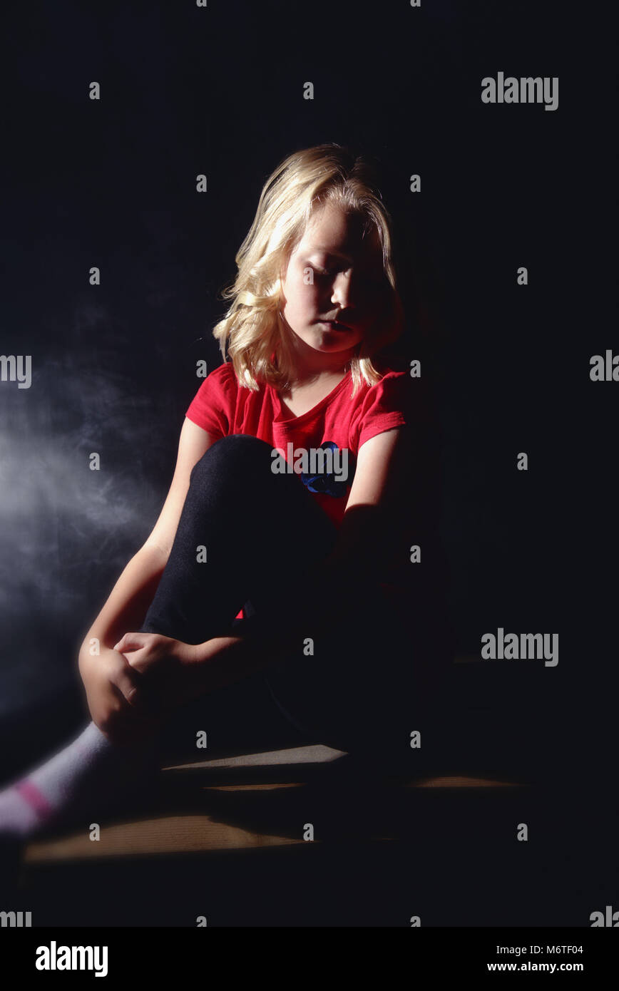 Moody Mädchen von 8 Jahren in Studio. Stockfoto