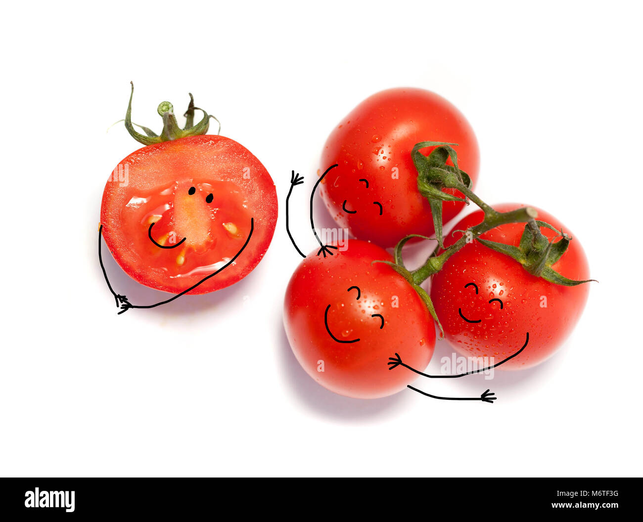 Bündel von frischen Tomaten mit Wassertropfen. Auf weissem Hintergrund. Emotionen; Personifizierung - Freundschaft und umarmen Stockfoto