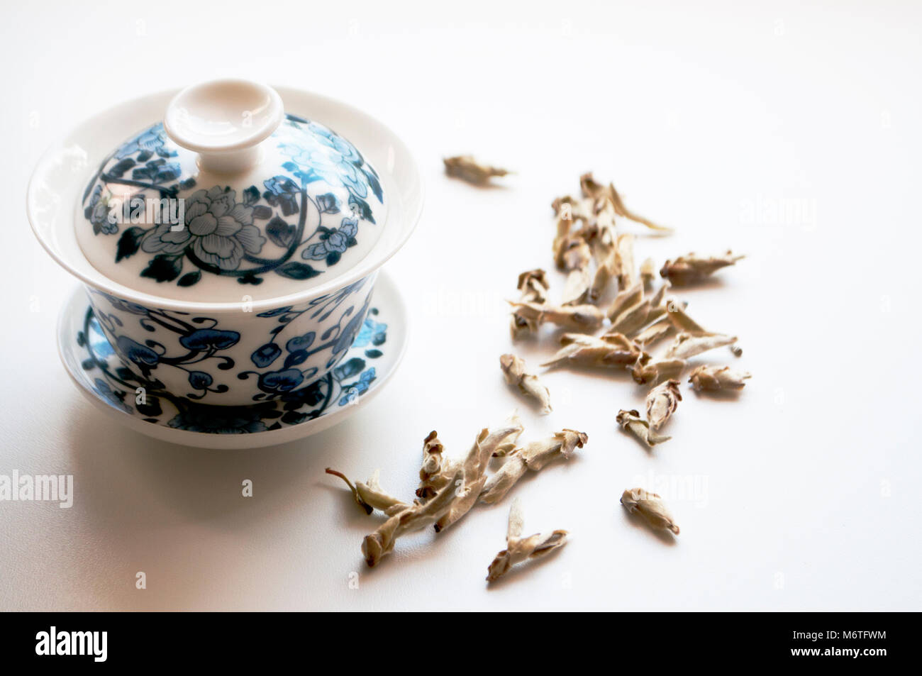 Teetasse im chinesischen Stil auf weißem Hintergrund Stockfoto
