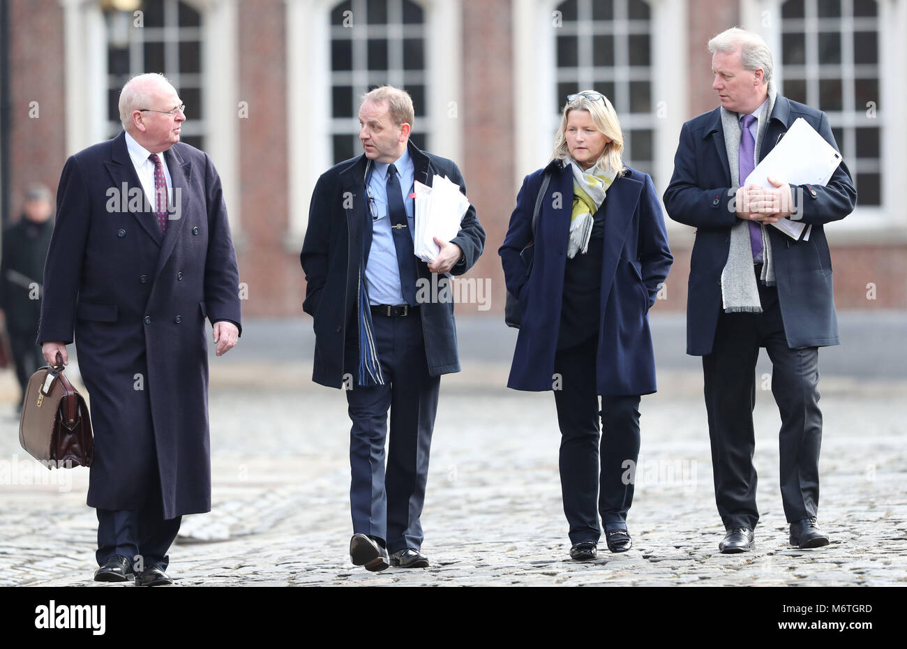 (Links-rechts) Senior Counsel Michael McDowell, Garda Sergeant Maurice McCabe, Frau Lorraine und Anwalt Sean Costello ankommen Beweis an die Angaben Tribunal im Schloss von Dublin zu geben. Stockfoto