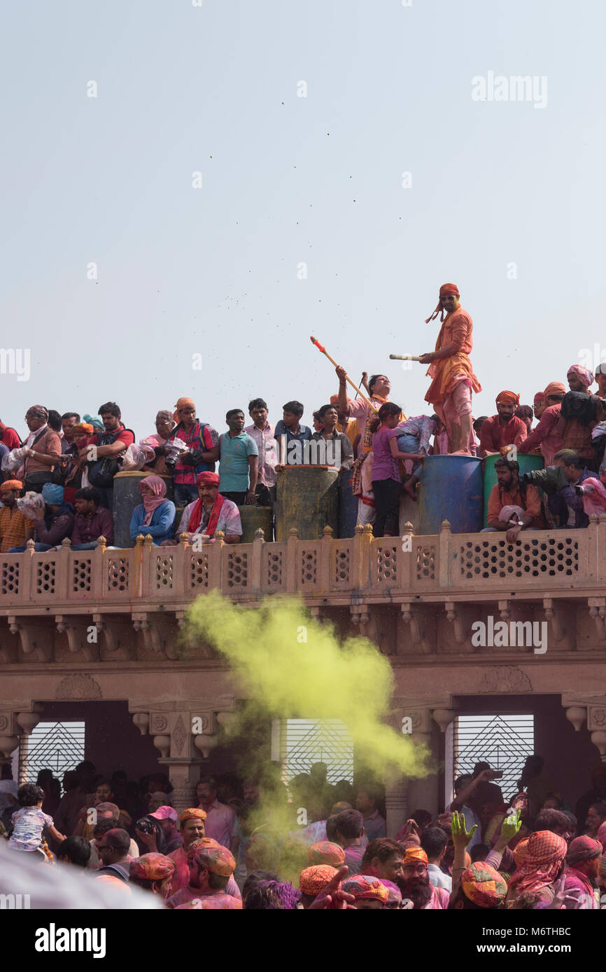 Menschen, die Holi in Nandgaon, Indien, feiern. Holi ist ein jährlich in Nordindien gefeiertes Hindu-Festival. Stockfoto