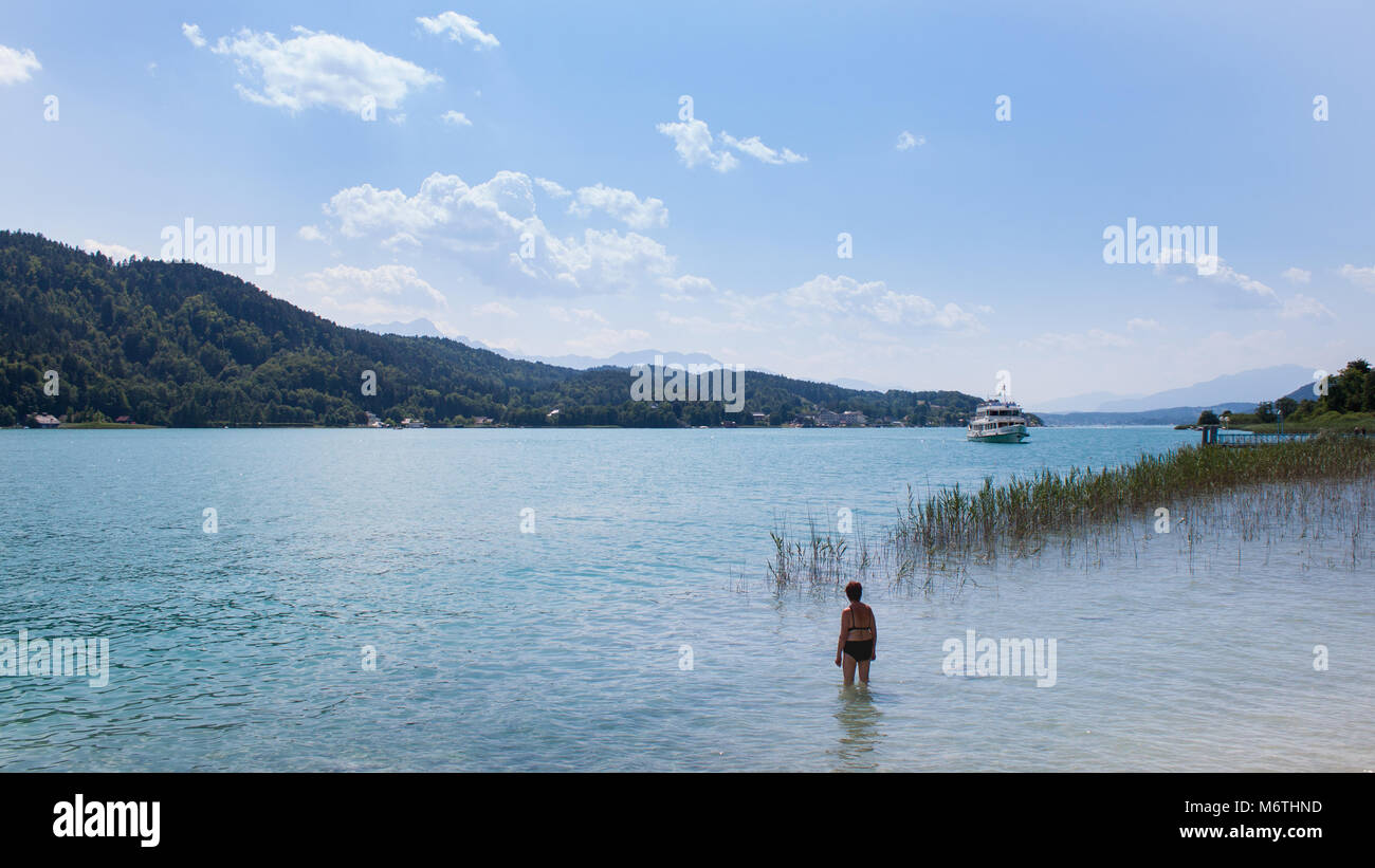 Ein Postapocalyptic Szene einer Frau im Wasser beobachten eine ankommende Schiff Stockfoto