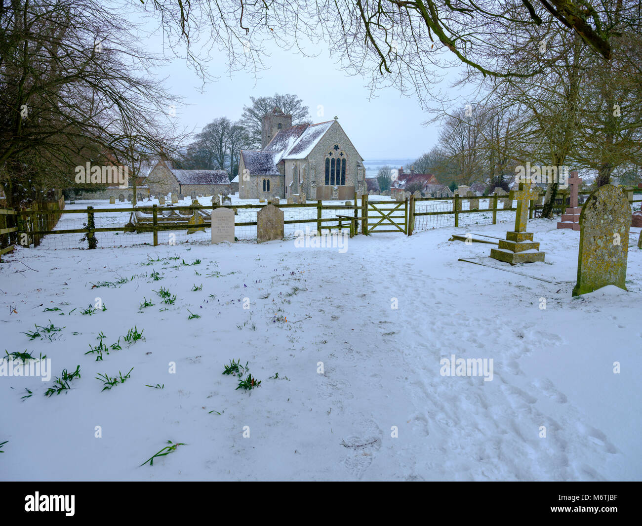 Winter schnee Szene St Michaels und alle Engel Kirche, Charlton, Hampshire, Großbritannien Stockfoto