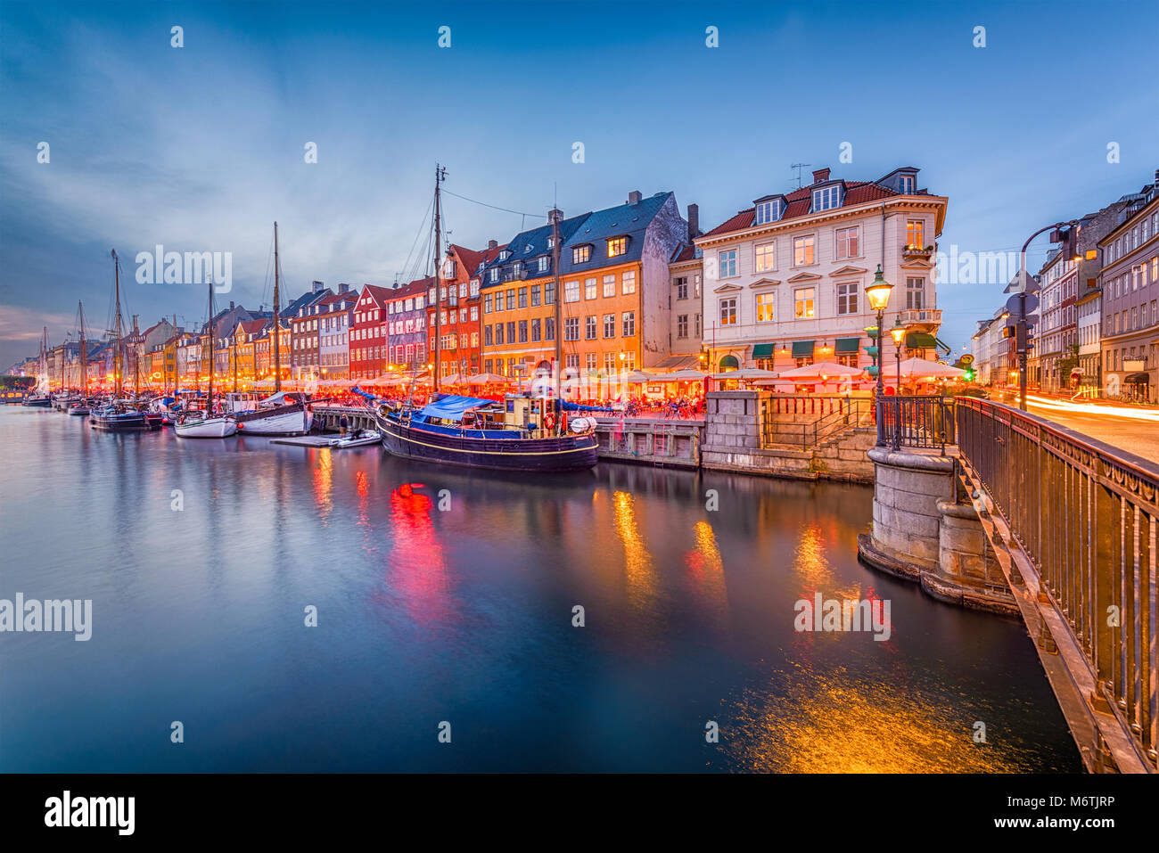 Kopenhagen, Dänemark Skyline am Nyhavn Kanal in der Dämmerung. Stockfoto