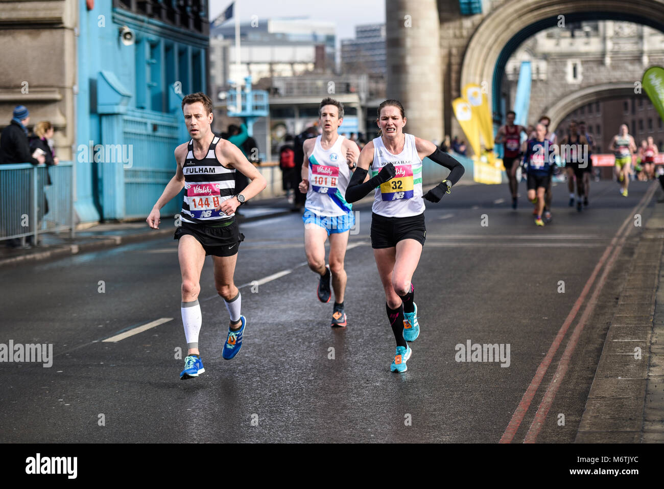 Caryl Jones lief beim Vitality Big Halbmarathon über die Tower Bridge in London. Eingefügter Ausdruck. Stuart Farmer Stockfoto