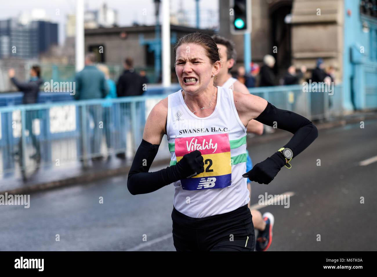 Caryl Jones 32 lief beim Vitality Big Halbmarathon über die Tower Bridge in London. Eingefügter Ausdruck. Probleme Stockfoto