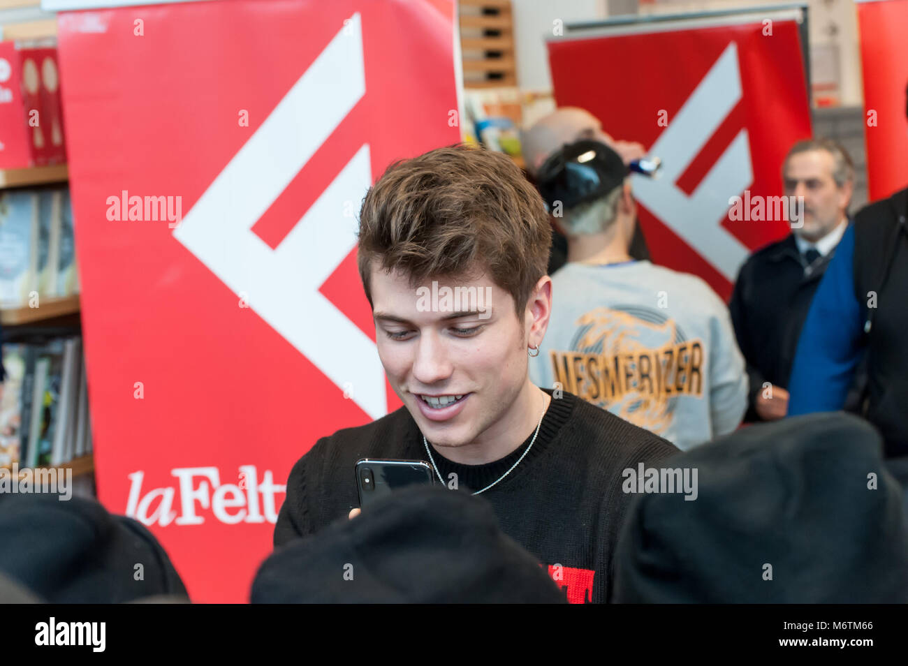 Neapel, Italien. 03 Mär, 2018. Scharen von Fans in die feltrinelli an der Piazza Garibaldi Ankunft zu treffen Benji & Fede in Neapel angekommen ist Ihr neues Album iamo solo Lärm" am 2. März veröffentlicht zu unterzeichnen. Credit: Sonia Brandolone/Pacific Press/Alamy leben Nachrichten Stockfoto