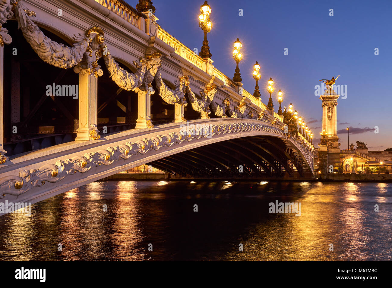 Pont Alexandre III Brücke und Fluss Seine bei Sonnenuntergang. 8. Arrondissement, Paris, Frankreich Stockfoto