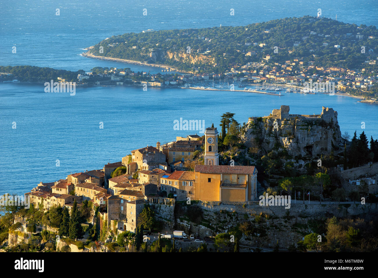 Das Dorf Eze (Èze), Mittelmeer und Saint-Jean-Cap-Ferrat bei Sonnenaufgang. Alpes-de-Haute-Provence, Côte d'Azur, Côte d'Azur, Frankreich Stockfoto