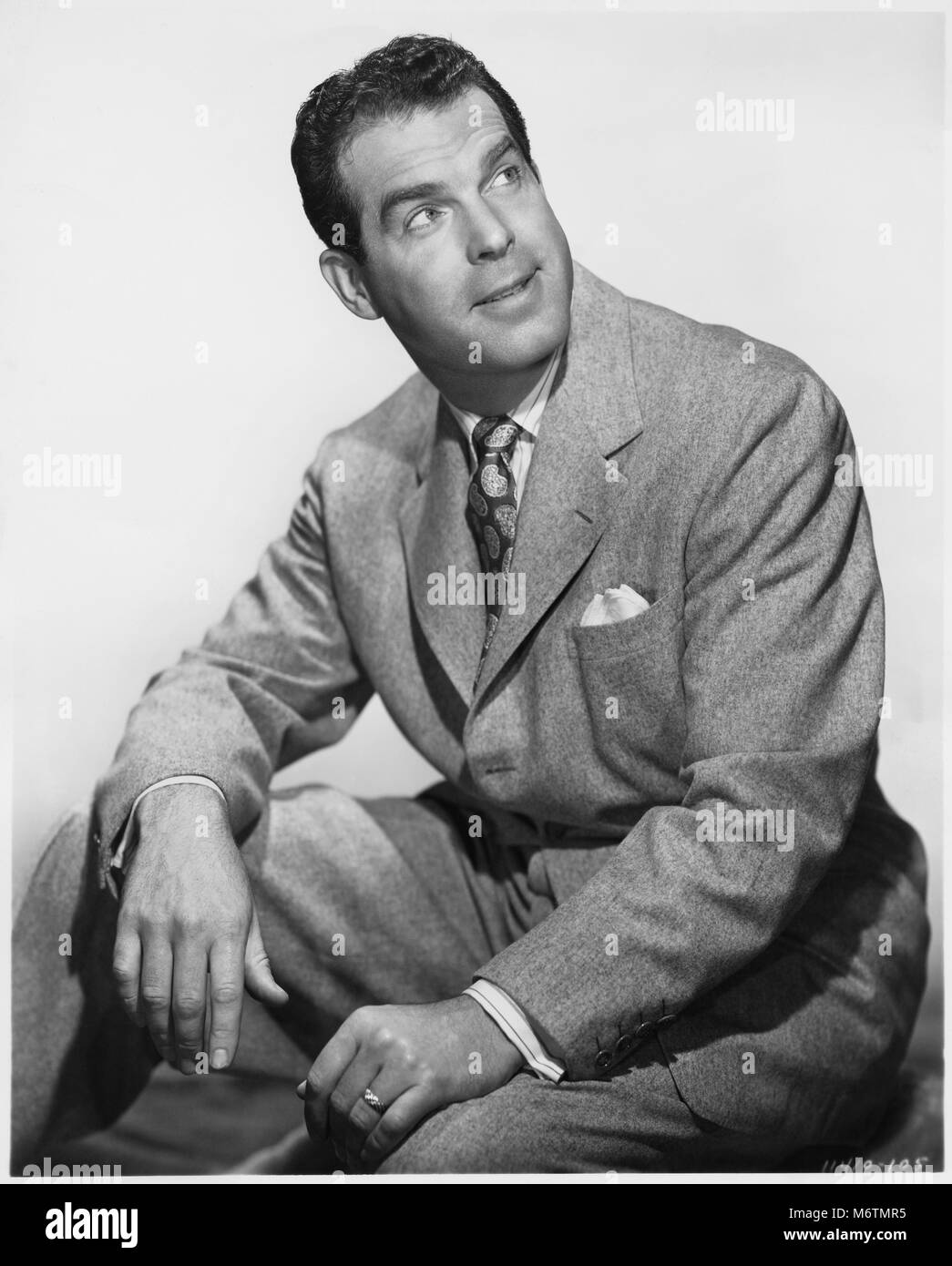 Fred MacMurray, sitzt Werbung Portrait für den Film, "plötzlich Es ist Frühling', Paramount Pictures, 1946 Stockfoto