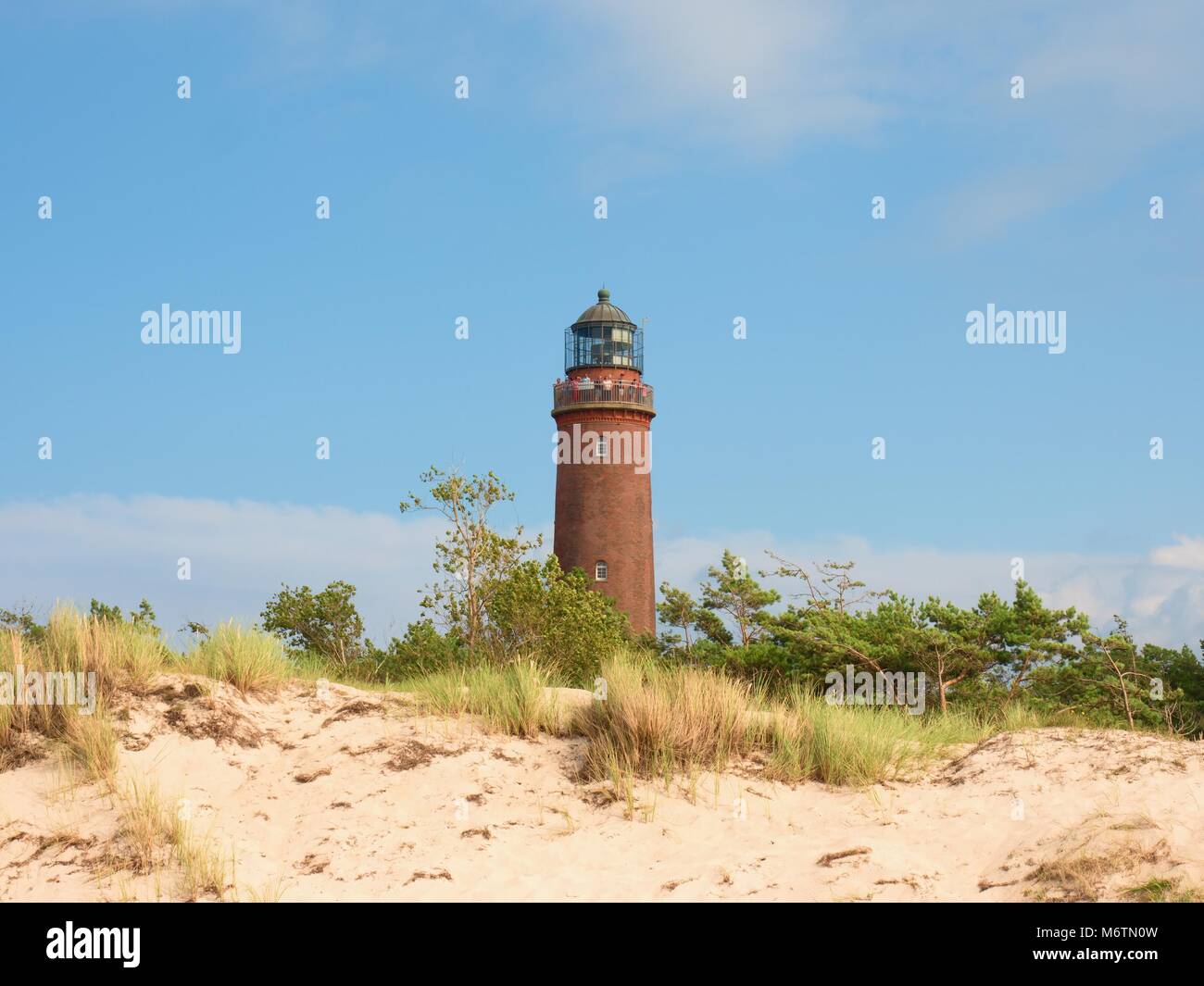 Der alte Leuchtturm im Darßer Ort Natureum in der Nähe von Prerow, mit Blick über die Dünen Stockfoto