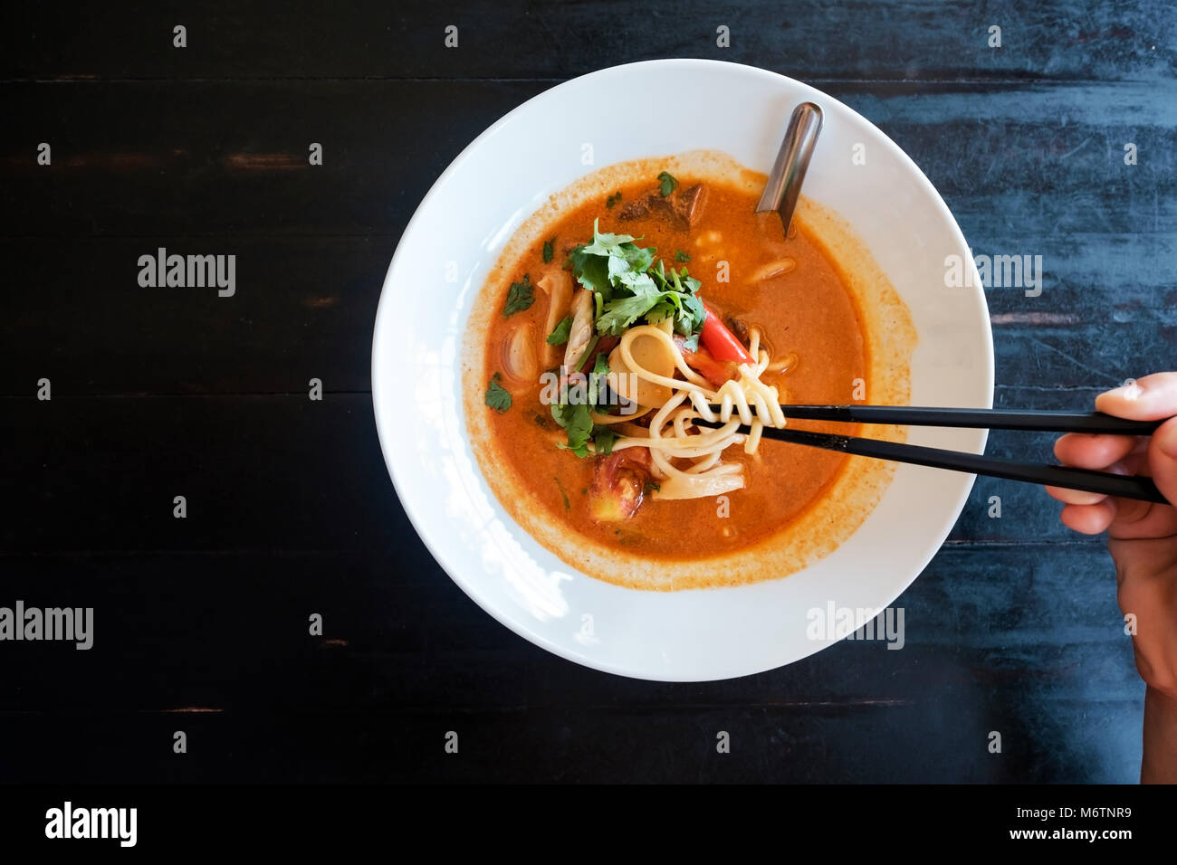 Tom Yam Suppe. Traditionelle thailändische Fisch und Meeresfrüchte. Ansicht von oben Stockfoto