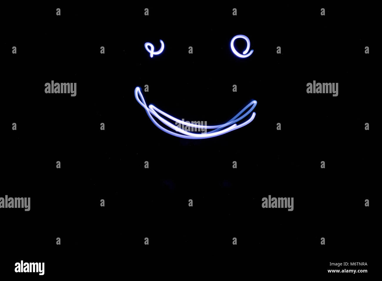 Neon Smiley helle Farben Farbverlauf Blau und Weiß Stockfoto