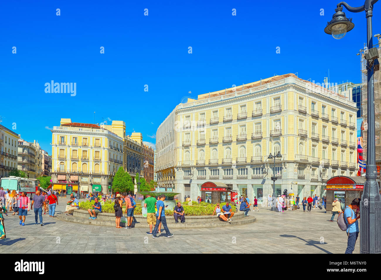 Madrid, Spanien - Juni 06, 2017: Big schönen Platz Puerta del Sol in Madrid, mit Touristen und Menschen. Stockfoto