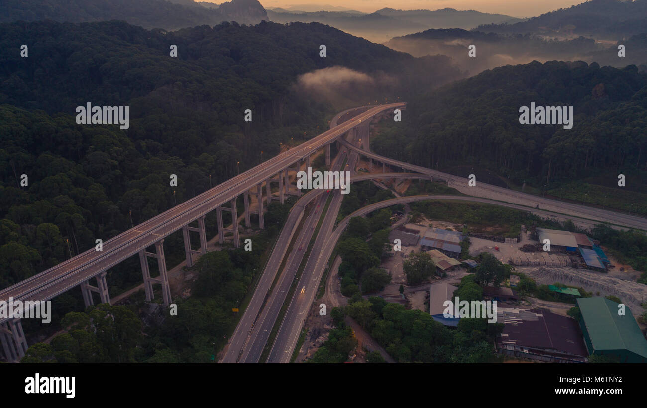 Bypass Highway bei "Rawang Selangor". Die neue Autobahn, die die Verbindung von rawang nach Kuala Lumpur. Ein Luftbild von rawang Bypass bei Sonnenaufgang. Stockfoto