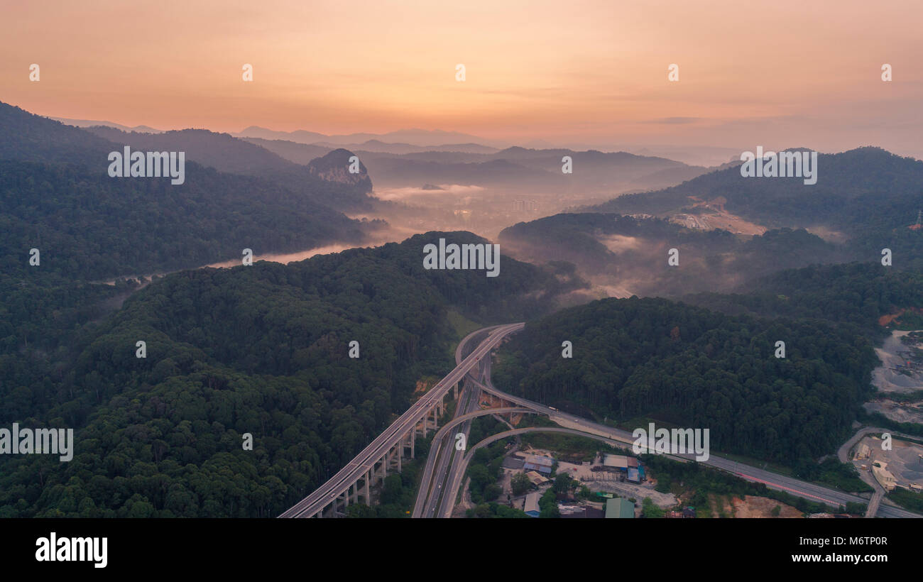 Bypass Highway bei "Rawang Selangor". Die neue Autobahn, die die Verbindung von rawang nach Kuala Lumpur. Ein Luftbild von rawang Bypass bei Sonnenaufgang. Stockfoto