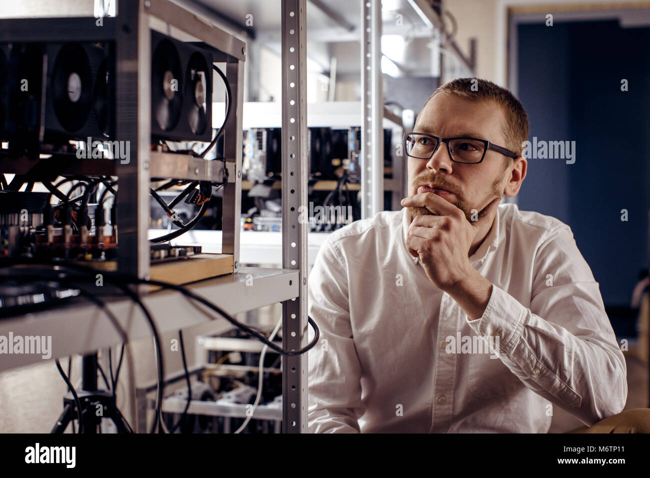 Eine Person denkt, neben Computer Geräte Stockfoto