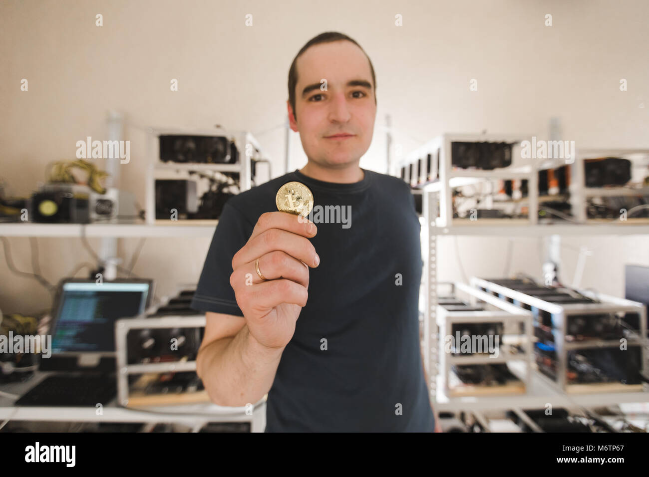 Ein Mann hält eine Münze Stockfoto