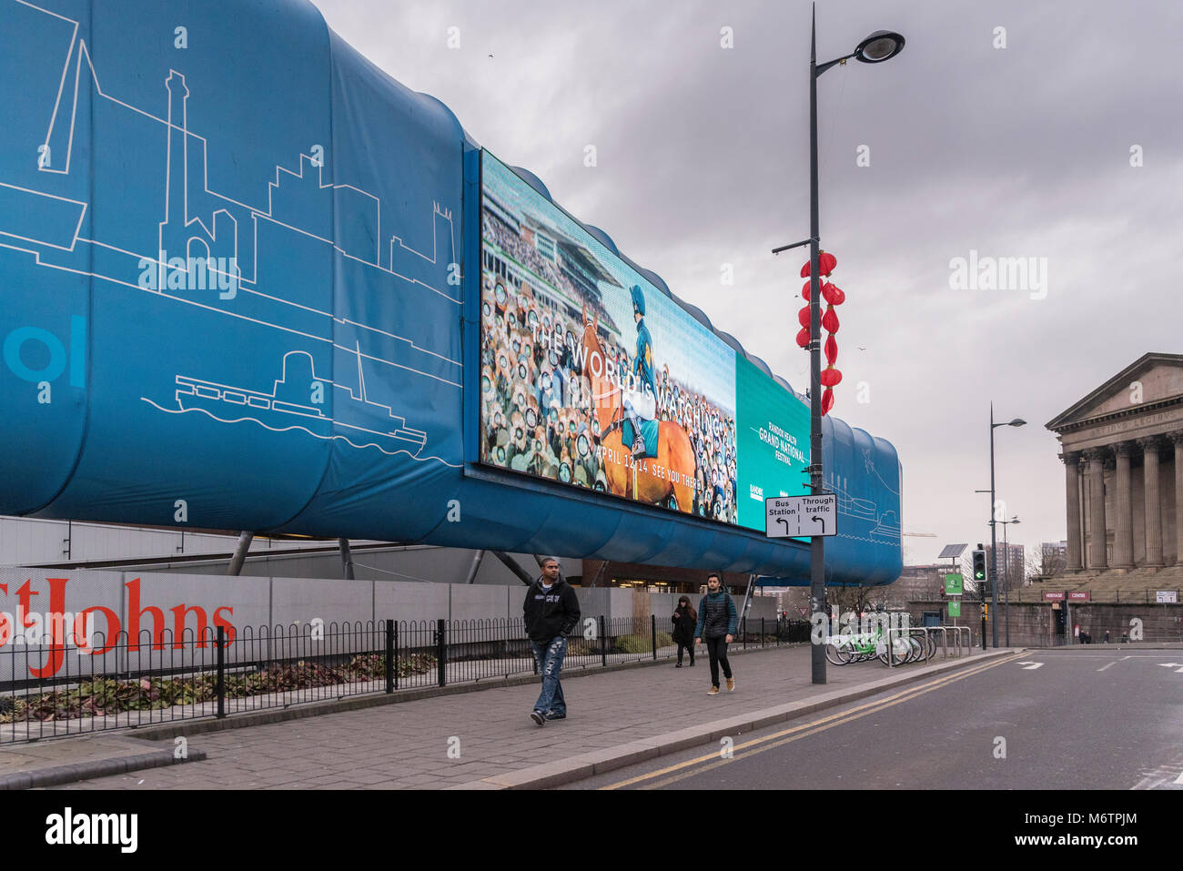 Europas größte TV-Bildschirm TV-Bildschirm in Liverpool Lime Street. Stockfoto