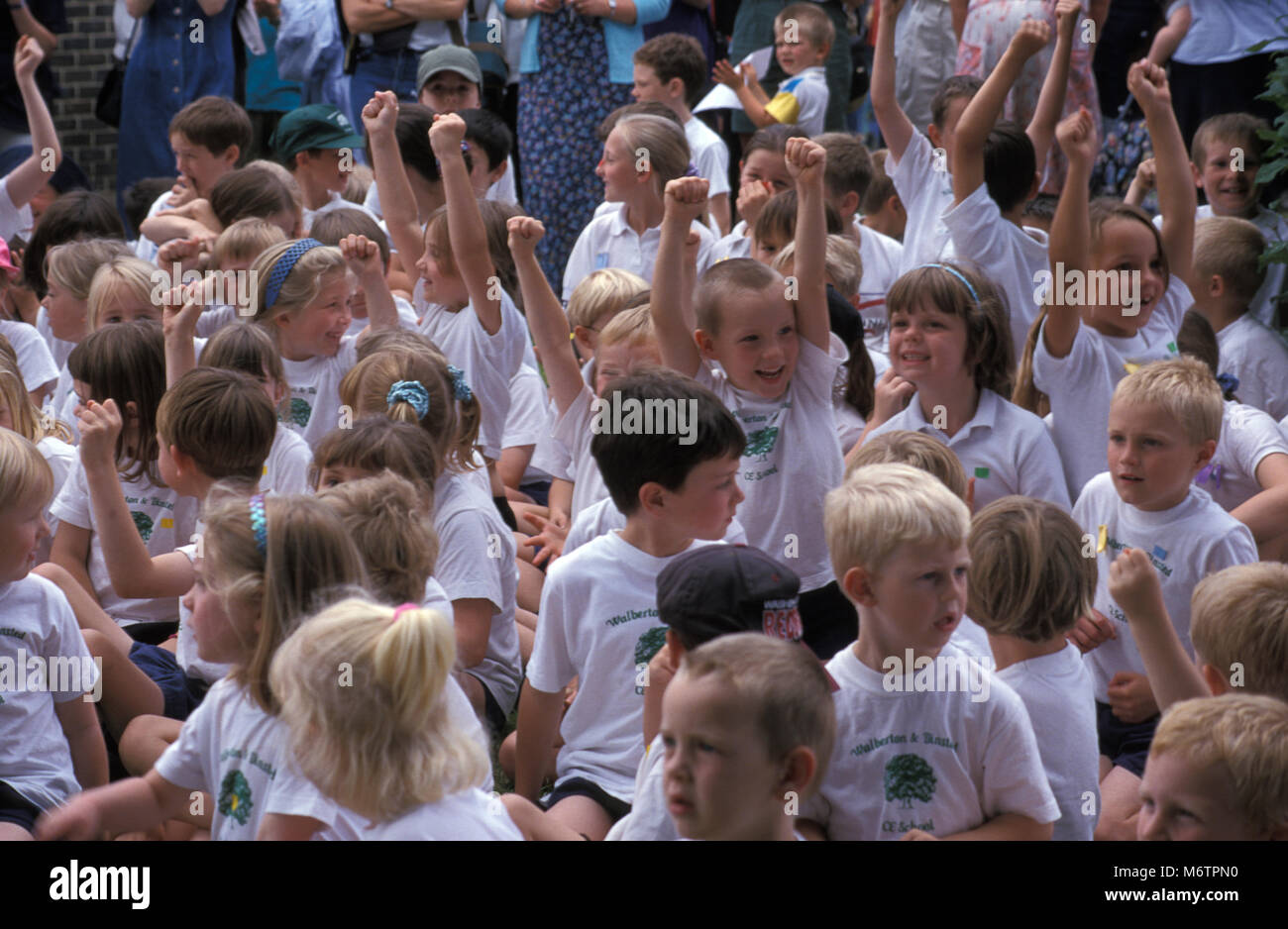 Grundschule klasse Jubel am Tag des Sports Stockfoto