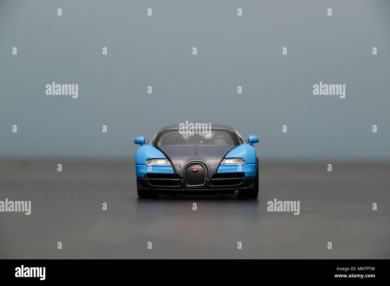 Bugatti Veyron Blue Spielzeug Modellauto Vorderansicht Stockfoto