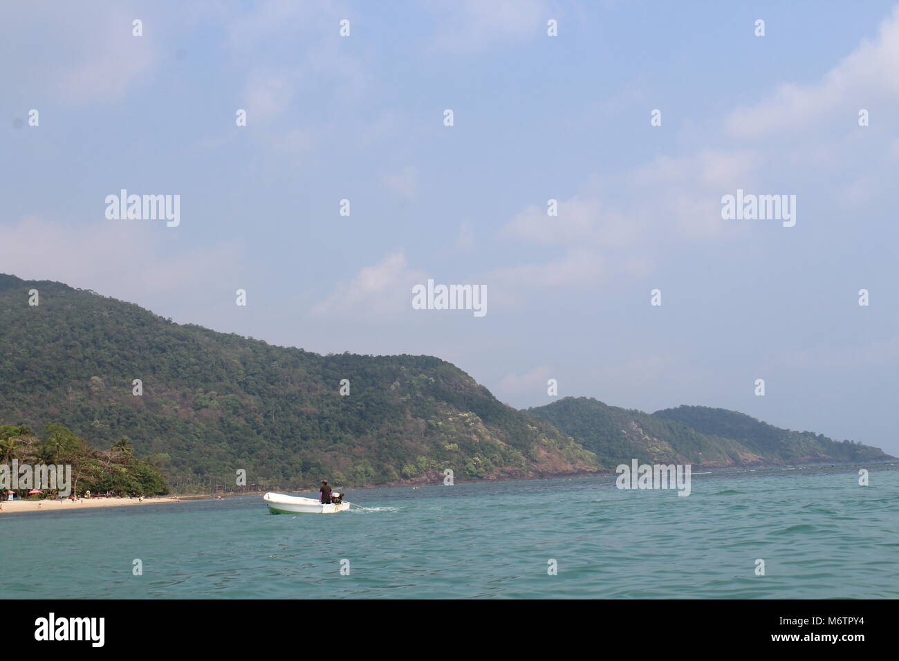 Segeln an der Küste von Koh Chang, Thailand Stockfoto