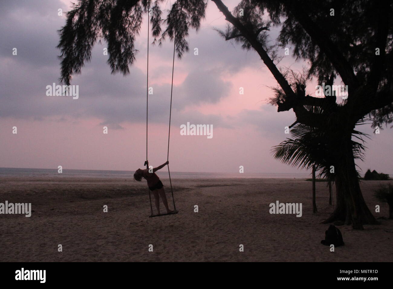 Sonnenuntergänge am Strand auf Koh Chang, Thailand. Stockfoto