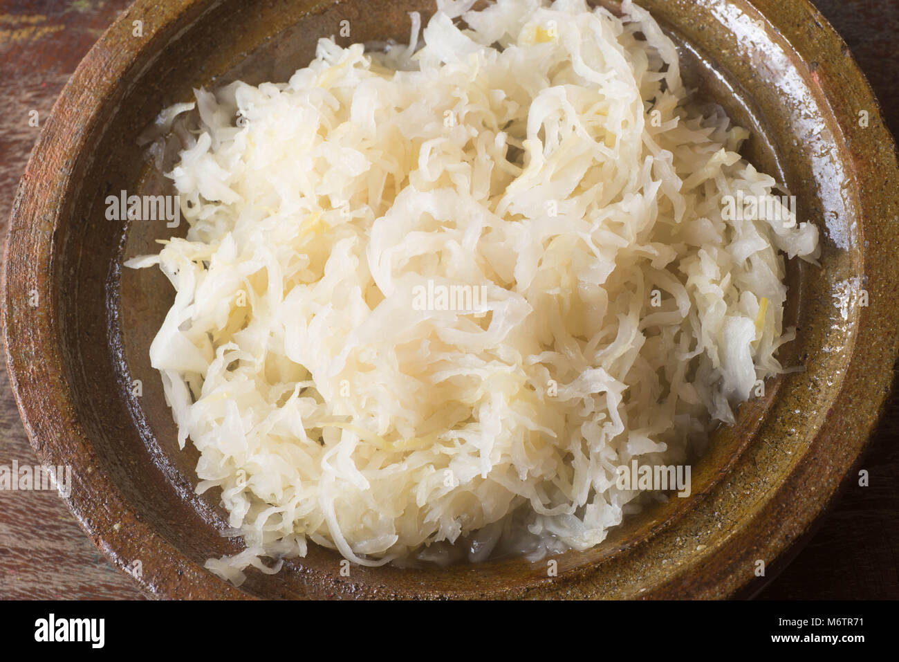 Sauerkraut in Ton Schüssel auf dem Tisch Stockfoto