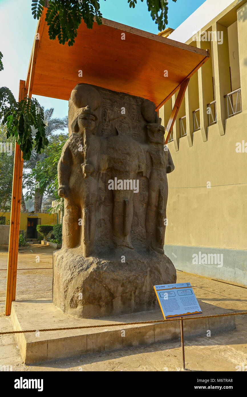 Die Triade von Memphis, Ptah (in der Mitte), Sekhnet (rechts) und nefertem als Ramses II (links), Memphis, Ägypten, Nordafrika Stockfoto