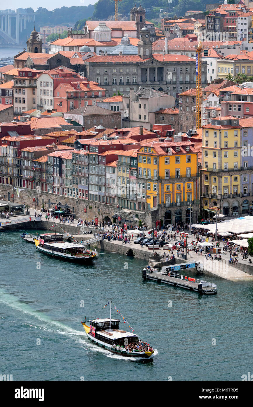 Douro River Cruise Boot mit Touristen und Cais da Ribeira Promenade und Square, Porto, Norte, Portugal Stockfoto