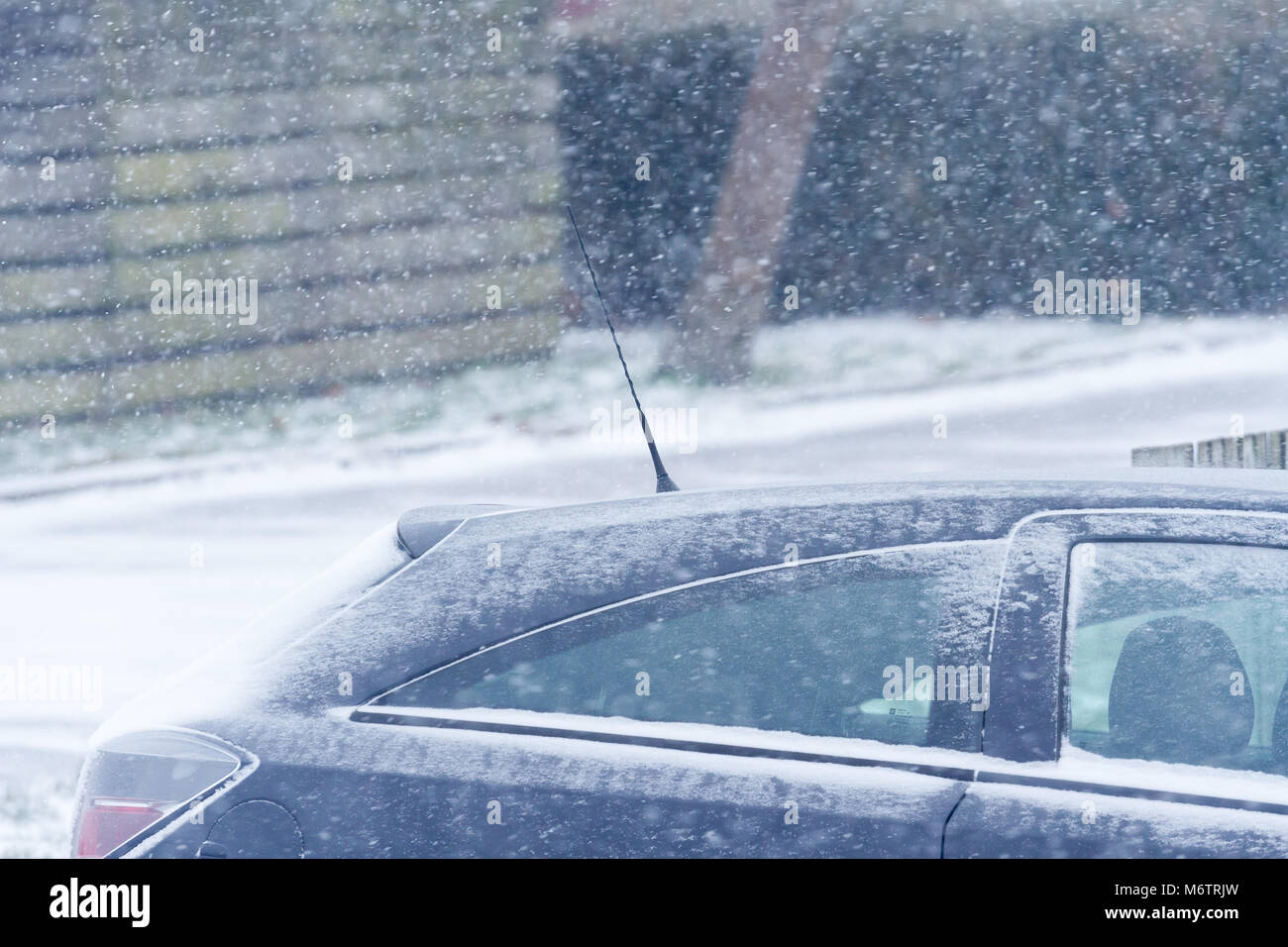 Oben in einem Auto in einem Blizzard auf einer Vorstadtstraße als Auseinandersetzungen Sturm Emma' mit der 'Tier aus dem Osten" am 1. März 2018. Vereinigtes Königreich Stockfoto