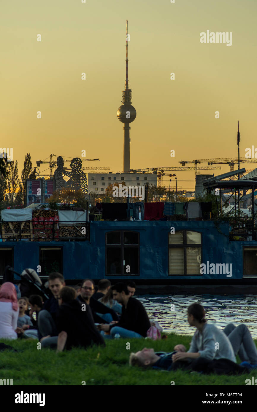 Menschen geniessen die Abendsonne im Treptower Park, Berlin 2017. Stockfoto
