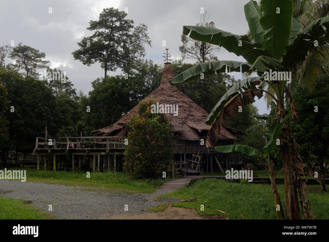 Langhaus Bidayuh Krieger im Sarawak Cultural Village, Kuching, Malaysia Stockfoto