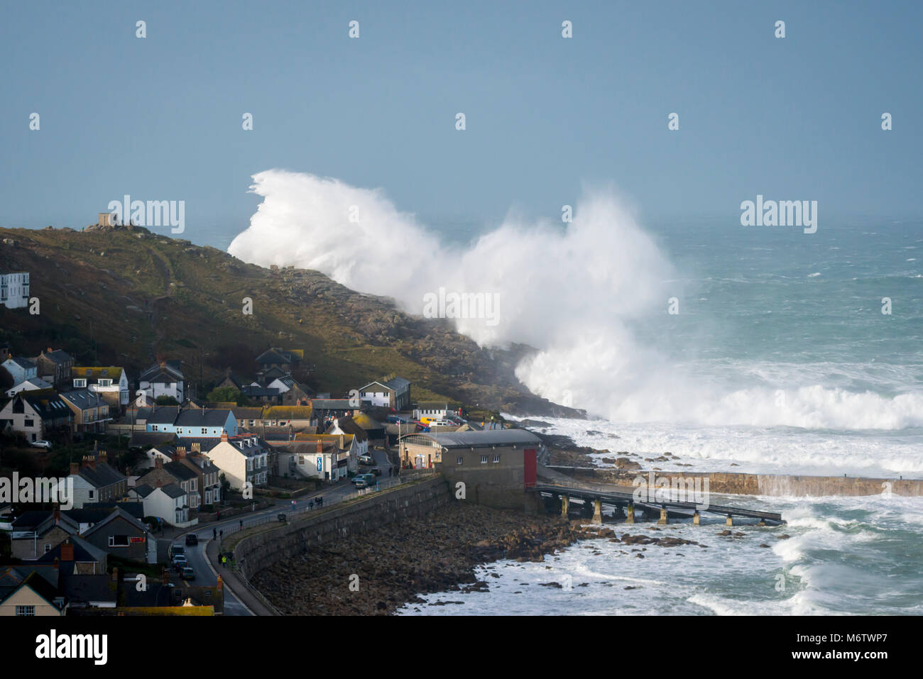 Eine massive Welle an Sennen Cove, das Dorf zu verschlingen droht. Stockfoto