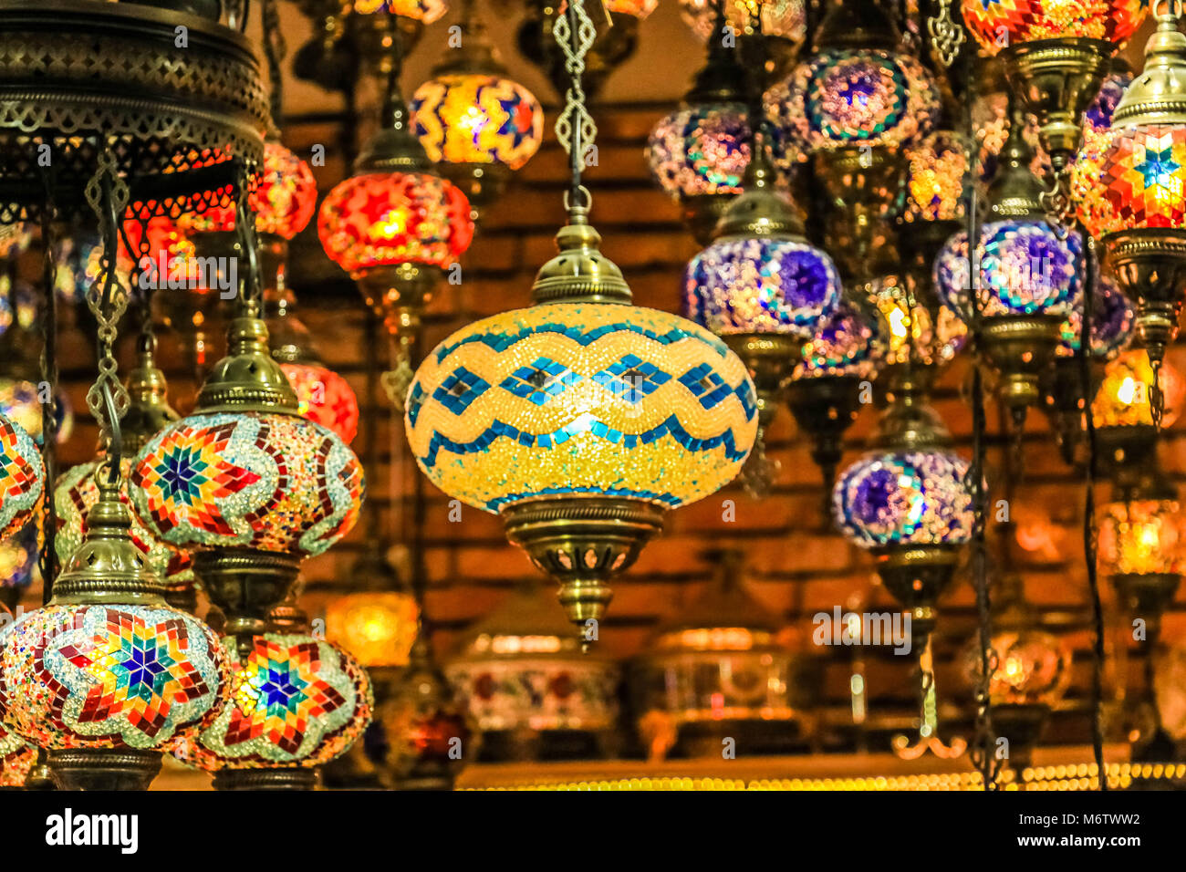Traditionelle helle Dekorative hanging Türkische Lampen und bunte Lichter mit lebendigen Farben in den Basar in Istanbul, Türkei Stockfotografie