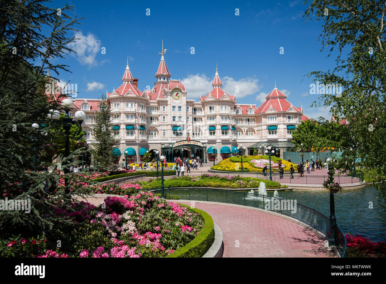 Das Disneyland Hotel im Eurodisney in Paris ist ein luxuriöses 5-Sterne  Hotel und der Haupteingang zu den Disneyland Park Stockfotografie - Alamy
