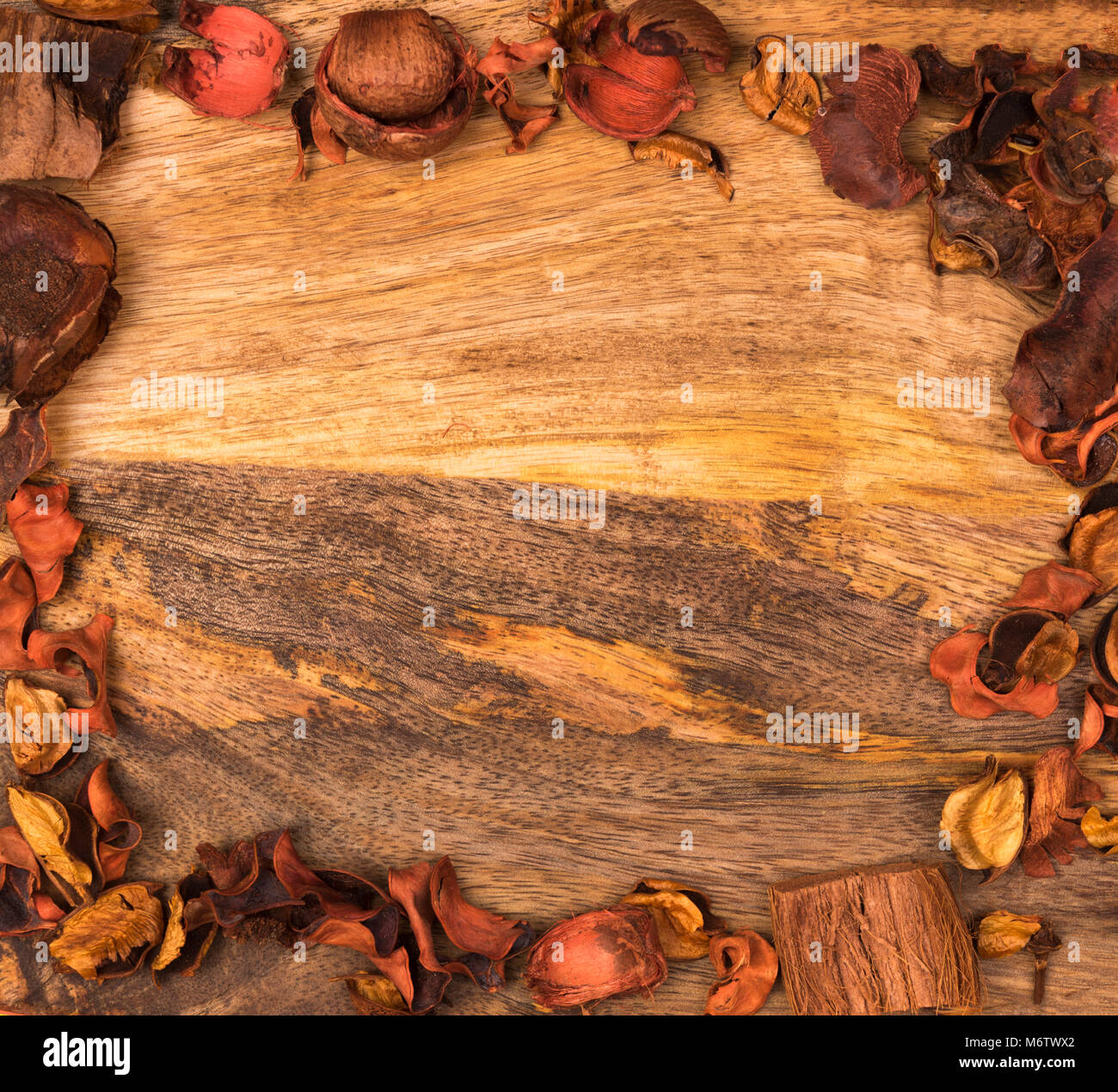 Holz- Hintergrund mit kleinen natürlichen Elemente Stockfoto