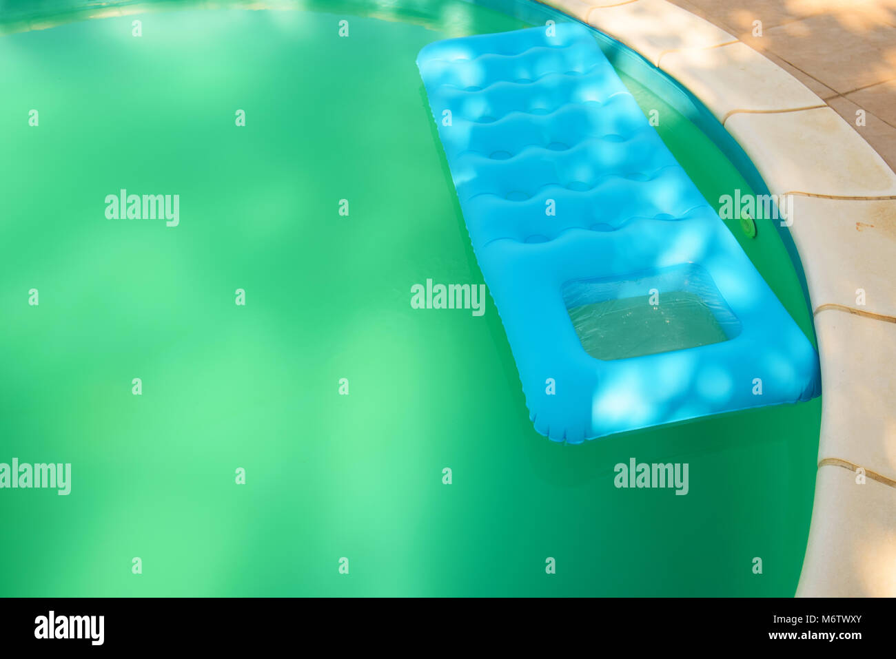 Aufblasbare Matratze schwimmt auf der Oberfläche der Swimmingpool im freien Wasser, Sommer Urlaub und Ferienhäuser Konzept Stockfoto
