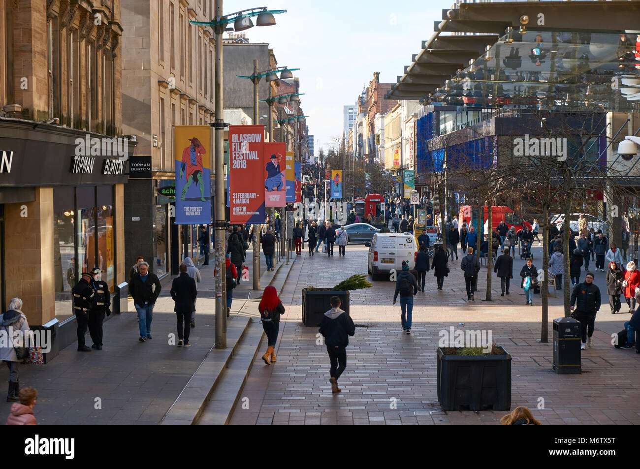 Der Sauchiehall Street im Stadtzentrum von Glasgow besetzt mit Käufern an einem sonnigen Morgen. Stockfoto