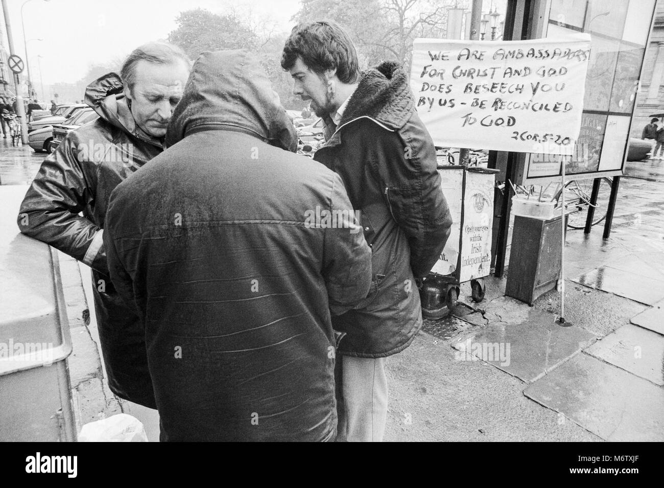 Drei Männer, die in die Straße an St. Stephens Green predigt, Stadtzentrum Dublin, Irland, Archivierung Foto von April 1988 Stockfoto